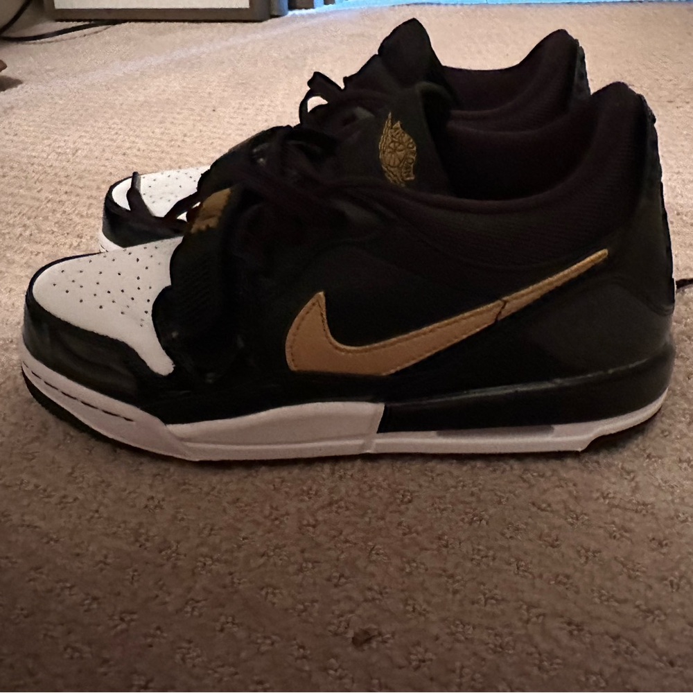 Nike air jordans. Worn twice. Like new
Size 7y which is 8 women’s